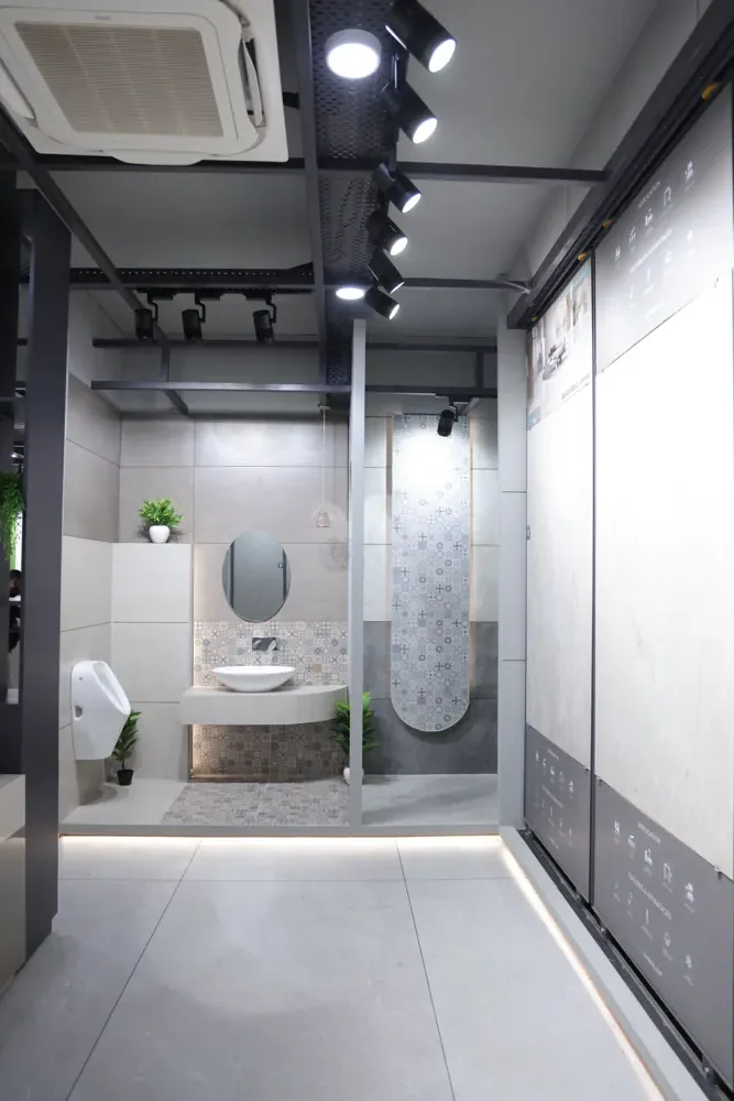 Showroom aisle with bathroom displays at BGH